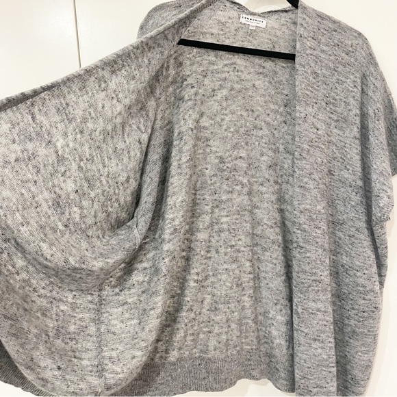 Community Aritzia Wool Blend Knit Grey/Black Short Sleeve Cape Size XXS/XS - Picture 5 of 7